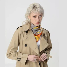 Kaksi värillistä Silk Neckerchief Women